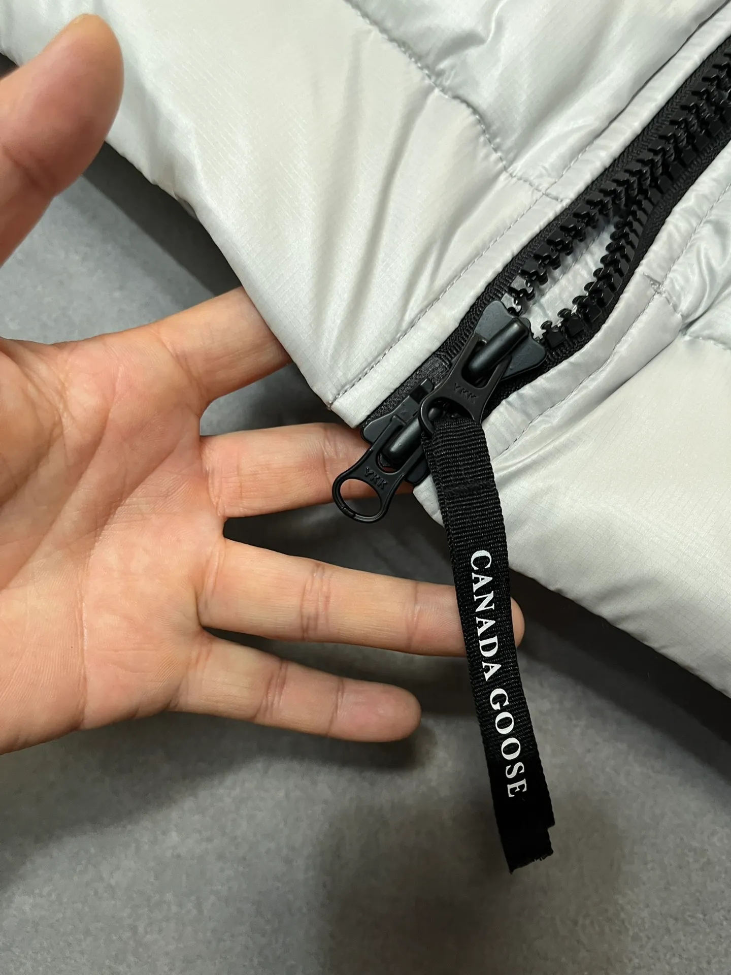 P940 Top 🔥purchase version 𝘾𝘼𝙉𝘼𝘿𝘼 𝙂𝙊𝙊𝙎𝙀/Canada Goose 2227 thin and light style. It’s super lightweight and doesn’t feel any weight on your upper body at all! Show more temperament‼  Canada Goose, a Canadian brand, has always been recognized as the warmest down jacket. Various Instagram celebrities, Internet celebrities, and celebrities often wear it for street photos. I make Canada Goose every year, but I still can’t get rid of my love for the goose. No matter how cold the winter is, there is no need to be afraid. Canada Goose is the legendary warmest down jacket and is known as a must-have for Arctic outdoor sports! The most popular down jacket in the world, celebrities are rushing to buy it, it is a must-have! Size: S-2XL Color: silver gray (red label) silver gray (black label), black (red label), black (black label), dark blue